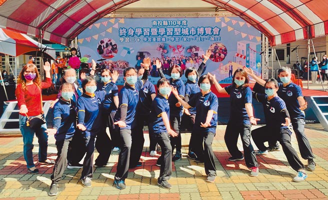 南投县终身学习「练武功」，太极拳高手架式十足。（廖志晃摄）