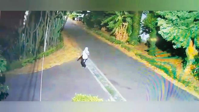 偷竊各大專院校的陳姓犯嫌，入侵校園穿著套頭衣服，還是被校園電子城牆監視器全都「錄」。（民眾提供／盧金足台中傳真）