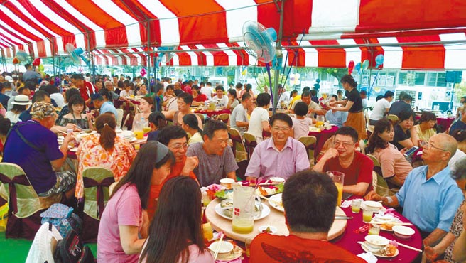 因應疫情緣故，以往傳統席開數十桌的辦桌場面，今年尾牙已少見。圖為一般辦桌宴席，非尾牙。（本報資料照片）