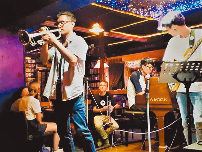 嘉義市文化局舉辦藝文活動，小號家羅丹演奏爵士樂。（嘉義市文化局提供／廖素慧嘉市傳真）