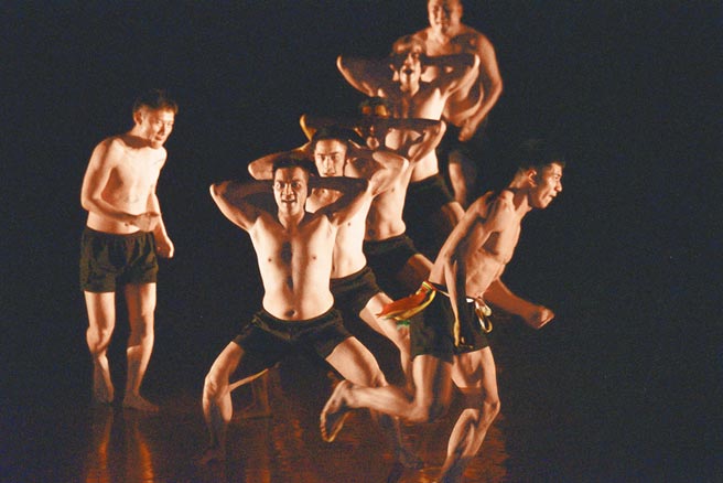 布拉瑞揚舞團《沒有害怕太陽和下雨》15日下午在台東藝文中心演出。（莊哲權攝）