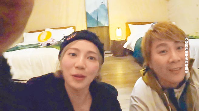 豆花妹（左）、王仁甫夜袭峮峮香闺。（中视提供）