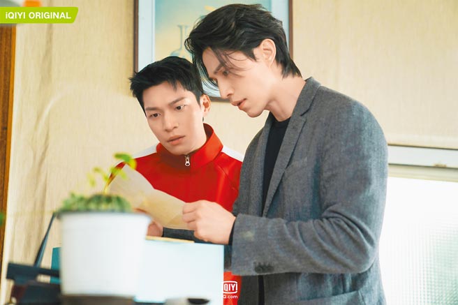 李栋旭（右）与魏嘏隽在剧中携手查案。（爱奇艺国际站提供）