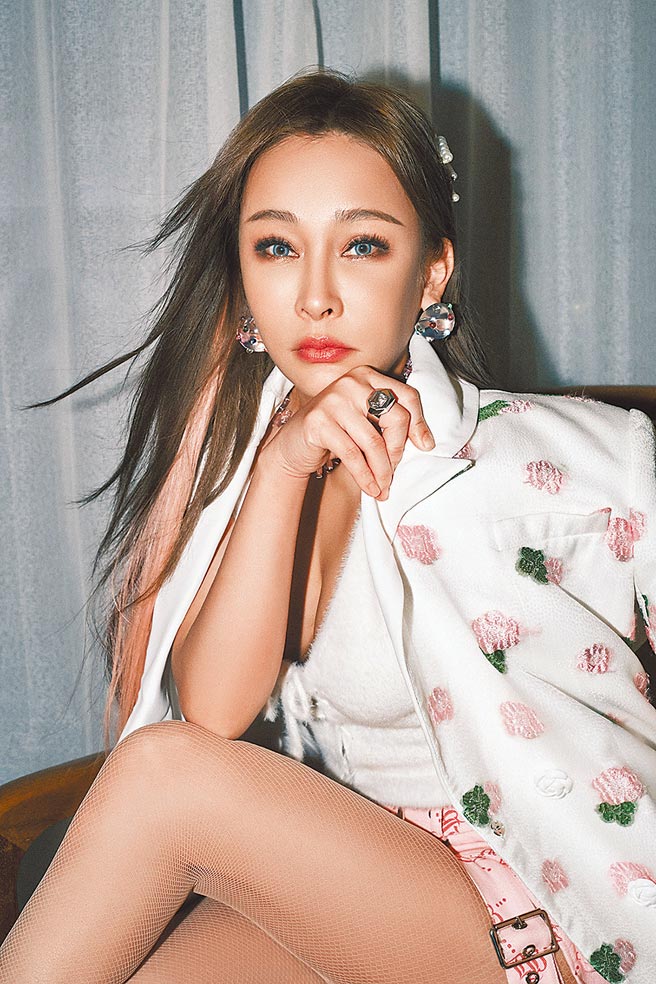 温嵐相隔5年推出新專輯《瘋》。（誠利千代提供）