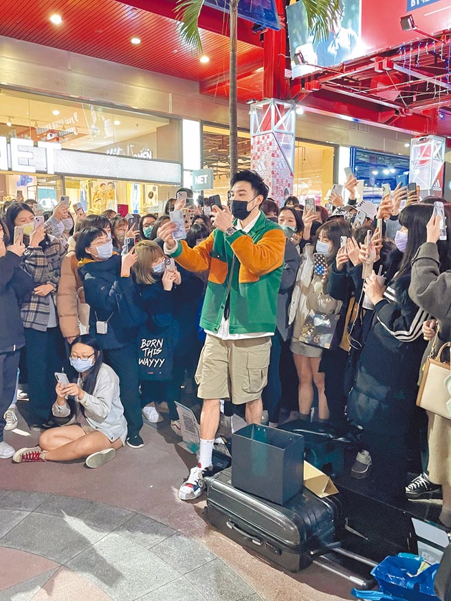 黃偉晉日前現身台北信義區與街頭藝人合唱。（愛貝克思提供）