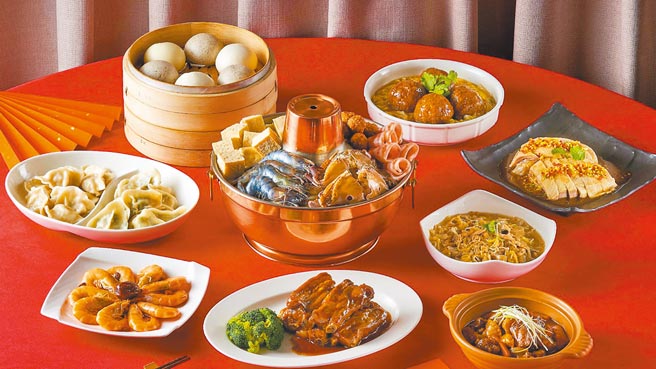 大叶高岛屋的百货独家泰和楼限量年菜外带套组，前20套消费年菜组另赠双色流沙包，原价5080元，特价4980元。 （大叶高岛屋提供）