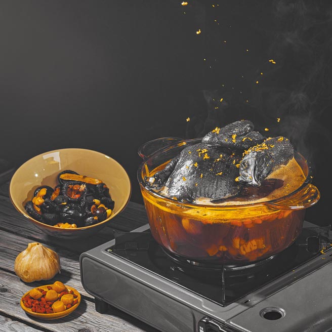 Global Mall「环球Online」推出丰之春的金箔干贝炖乌鸡，原价780元，优惠价741元。（Global Mall提供）