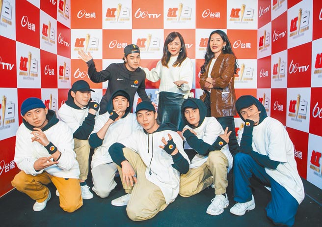 《2022超级巨星红白艺能大赏》中，孙振与李祈悦一起站上小巨蛋舞台。（台湾大提供）