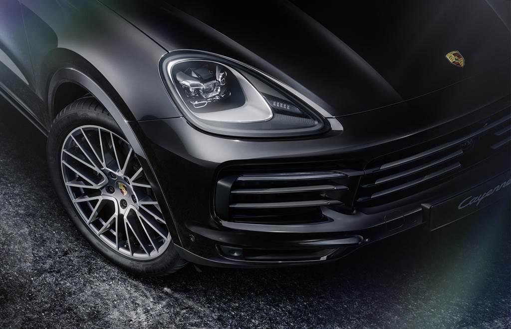 Cayenne 白金版外觀設計精緻獨特，使用消光鉑銀做為主要特色，包含進氣隔柵鑲嵌消光鉑銀色烤漆飾板 (Satin Platinum)，尾燈消光鉑銀色’PORSCHE’字樣 (Satin Platinum)(圖/Porsche提供)