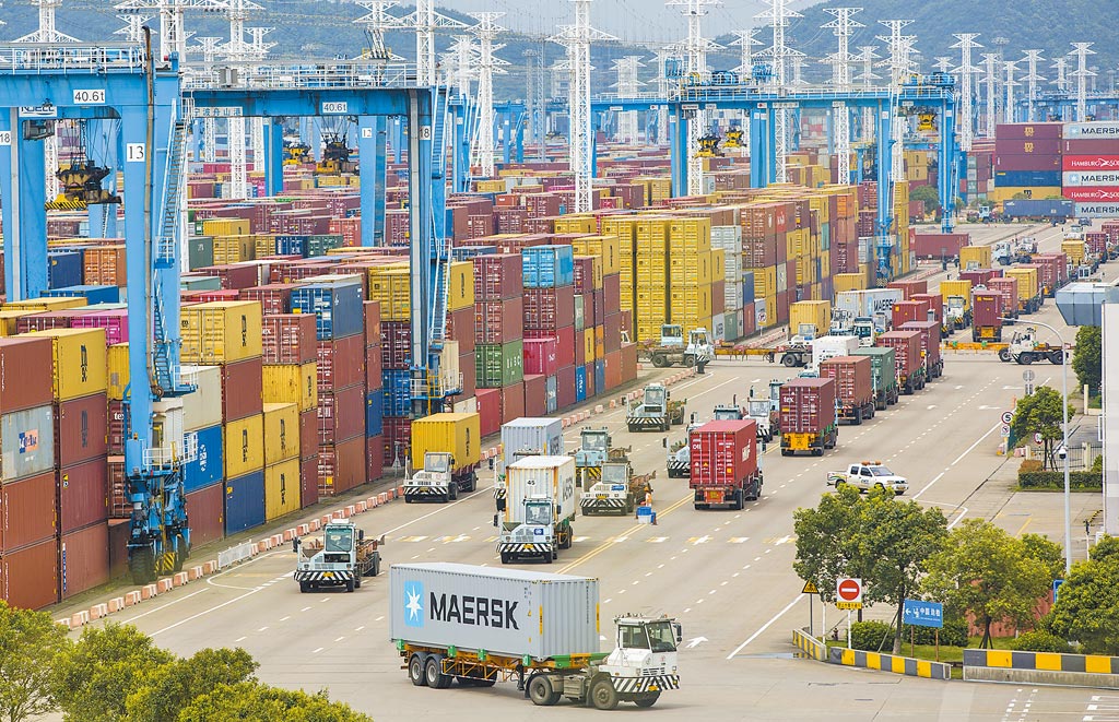 2021年大陸貨物貿易進出口規模創下歷史新高，各大主要港口吞吐量也刷新歷史紀錄。圖為浙江寧波舟山港北侖穿山港區。（新華社）
