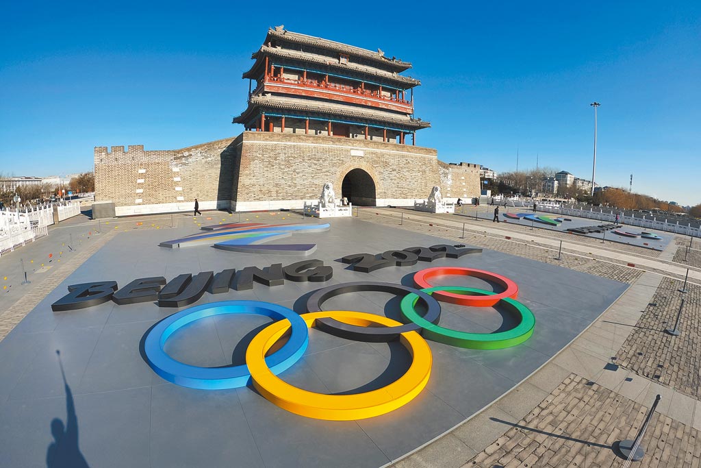 北京為了順利舉辦冬奧會，防疫規格再升級，22日起進北京後72小時內須做核酸檢測。圖為北京冬奧會Logo亮相北京永定門廣場。（中新社）