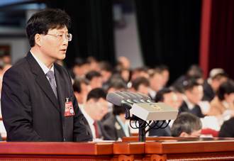 重慶兩會工作報告時說不出話5至8秒 政協主席王炯突暈倒在主席台