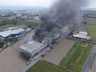 台中霧峰鐵皮工廠火警 一連燒4棟廠房