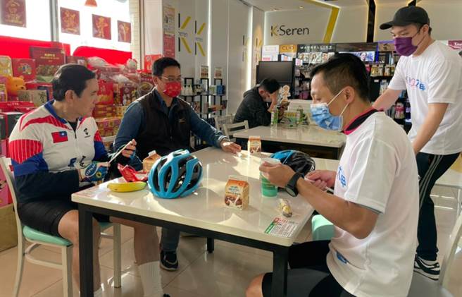 前总统马英九(前左)参加台北市议员李明贤(前右)发起的「转动台北，送爱到台中！」活动时，车队途中在便利商店「补给」。(取自李明贤脸书)