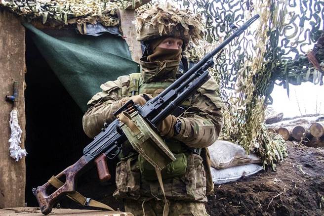 近期俄羅斯在烏克蘭邊境附近集結約10萬大軍，導致兩國緊張關係升級。。圖為烏克蘭士兵。（資料照／美聯社）