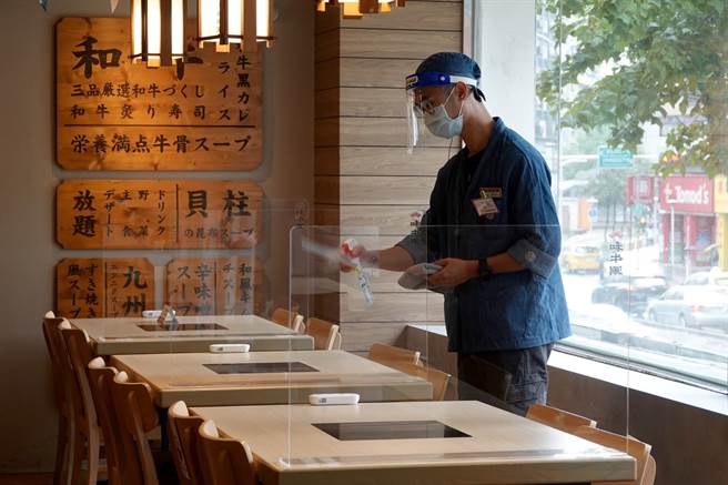 医师谢宗学直言，内需经济禁不起再一次打击，因此接下来的14天很关键。图为去年三级警戒，餐厅防疫照。（图／资料照，记者黄世麒摄影）