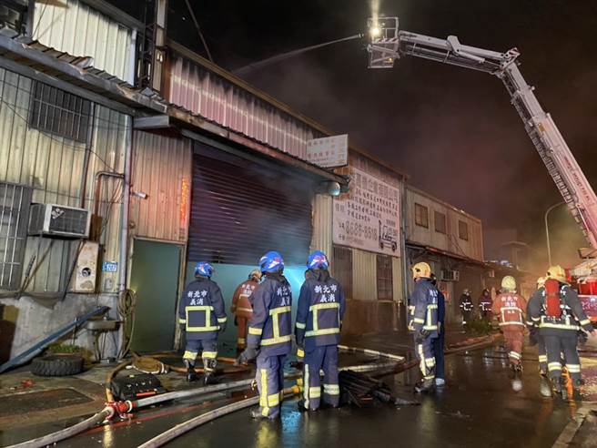 树林区味王街一处科技公司工厂16日深夜发生火警。（翻摄记者爆料网）