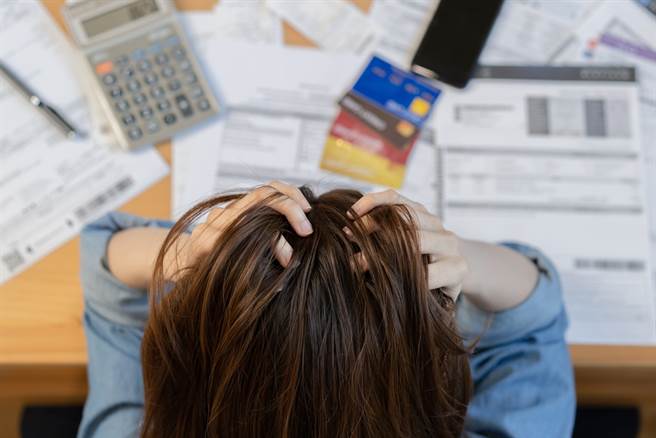 一名女网友表示，她在非科技业公司担任主管，月领6万元，距离百万年薪还有一段距离，苦嘆自己混成这样，「应该算是过得很不好」。（示意图／Shutterstock）