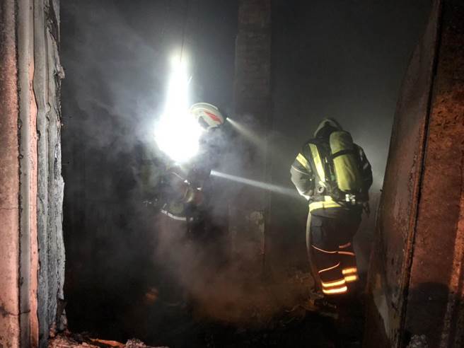 桃園市大園區清晨惡火老夫妻葬身火窟。(消防局提供／呂筱蟬桃園傳真)