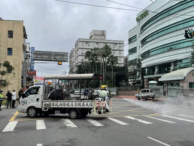 仁寶平鎮廠17日仍停工環保局擴大鄰里清消。(呂筱蟬攝)