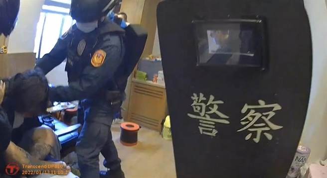 43歲潘姓重大毒品通緝犯擁槍自重，涉嫌在南部各處販毒牟利，南警跨區攻堅逮人。（讀者提供／張毓翎台南傳真）