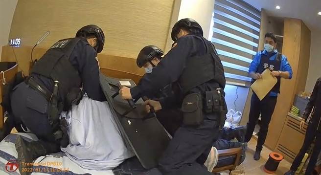 43歲潘姓重大毒品通緝犯擁槍自重，涉嫌在南部各處販毒牟利，南警跨區攻堅逮人。（讀者提供／張毓翎台南傳真）