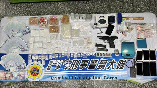 警方起獲槍彈、毒品及現金等證物。（讀者提供／張毓翎台南傳真）