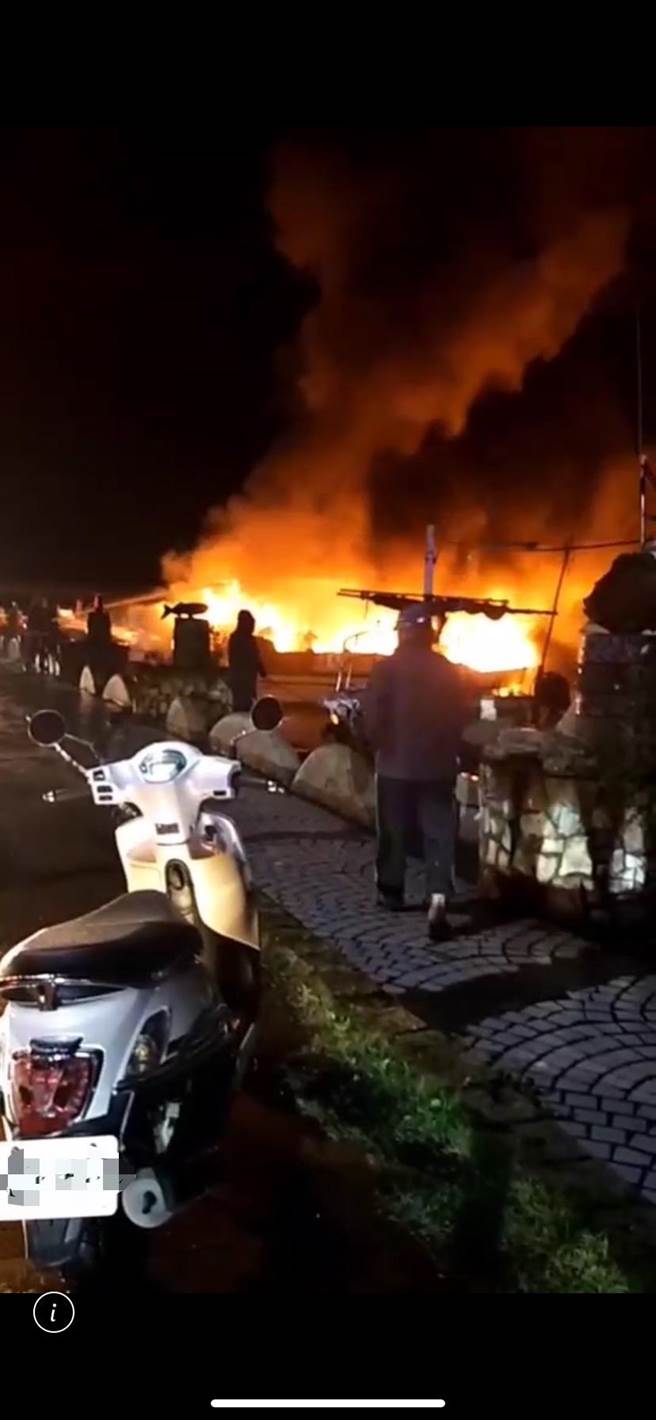 停靠花莲县丰滨乡石梯渔港的赏鲸船「海鲸号」今凌晨不明原因起火，甚至波及到旁边的另艘海鲸号，火势经1个小时才扑灭，所幸当时船上无人，无造成任何伤亡。（民眾提供／罗亦晽花莲传真）