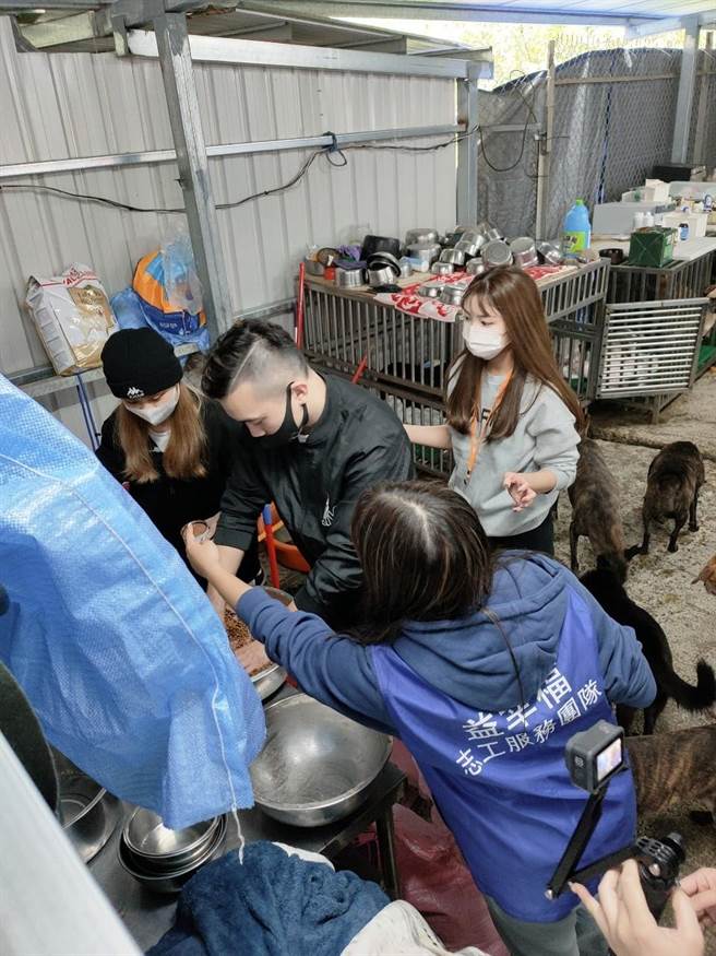 龙华科大「益幸福公益团队」以爱心陪伴毛小孩。（龙华科大提供／林志成台北传真）