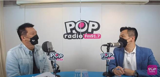 李明贤（左）14日接受蔡诗萍（右）访问。（图片摘自《POP大国民》Youtube）