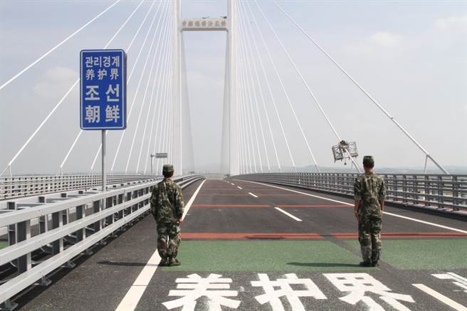 美國之音報導，北韓一例貨物列車星期天（16日）越過連接中國和北韓的鴨綠江大橋進入中國。（中新社）