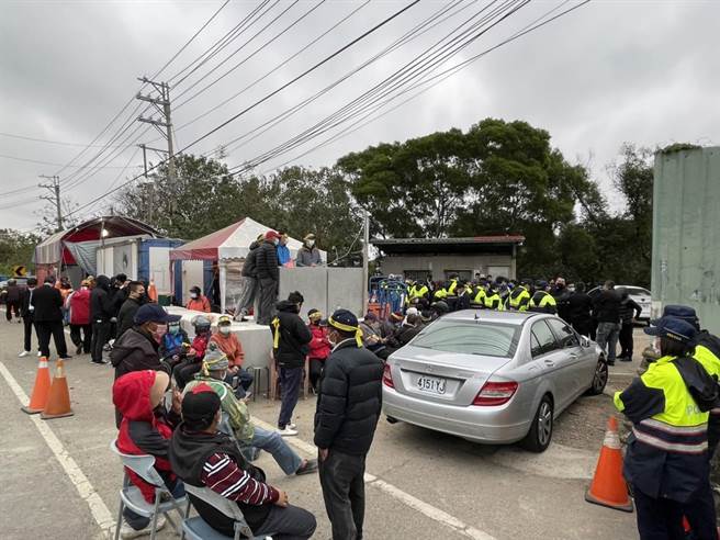 反坤舆自救会与坤舆公司17日再次发生推挤衝突，警方到场以人墙阻隔双方人马。（翻摄照片／李京升苗栗)