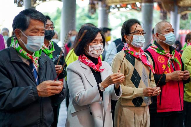 宜兰县长林姿妙（左二）今天出席在冬山乡举办的一场活动，会后她接受媒体提问时，她强调，相信司法一定会还她清白。（李忠一摄）