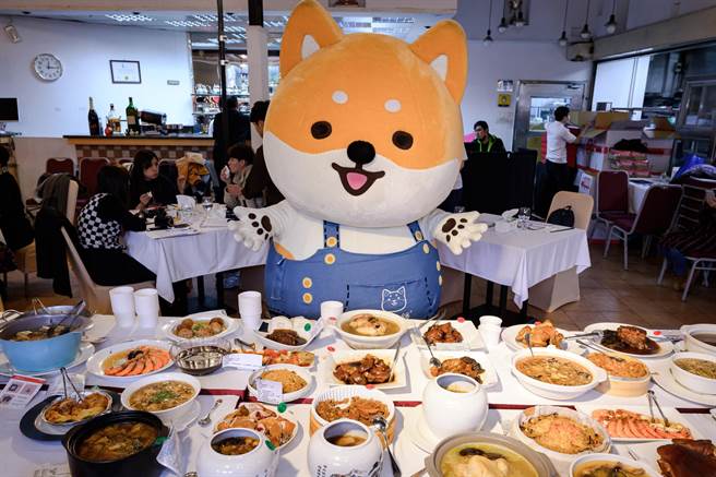 家乐福年菜大使柴语录现身全台年菜特卖会，提供民眾优惠及赠品。（家乐福提供／冯惠宜台中传真）