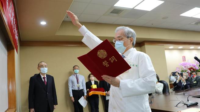 「骨肉瘤權威」陳威明今天宣誓就職台北榮總院長，盼帶領全院同仁一起守住「防疫下半場」。（台北榮總提供）