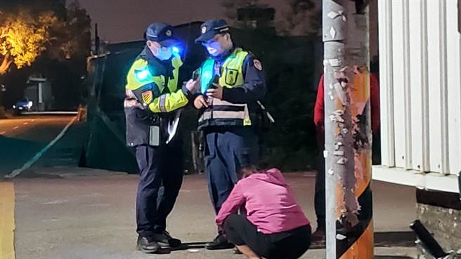 寿星潘女庆生饮酒后骑机车返家，不胜酒力而路倒，巡逻员警发现上前关心，意外发现酒驾。（大甲警分局提供）