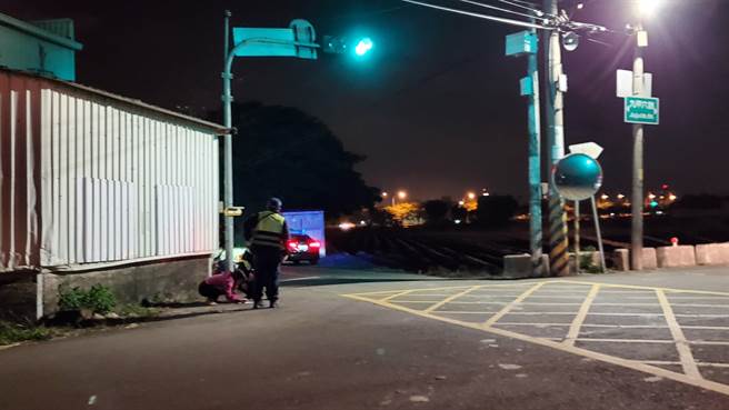 寿星潘女庆生饮酒后骑机车返家，不胜酒力而路倒，巡逻员警发现上前关心，意外发现酒驾。（大甲警分局提供）