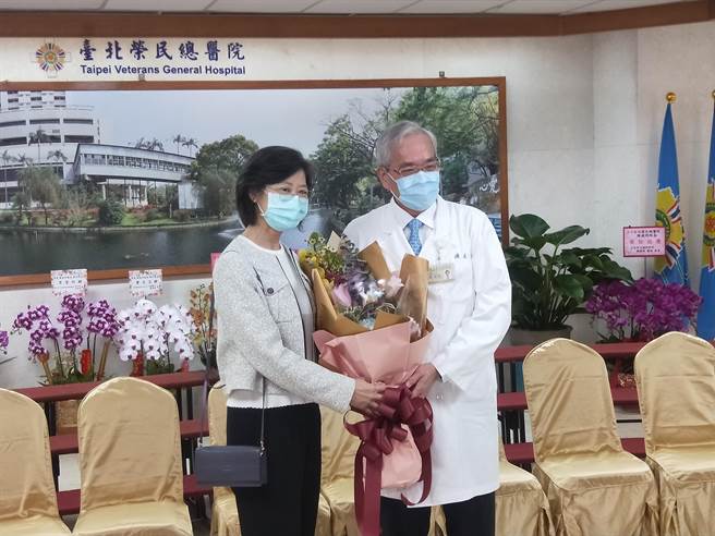 北榮新任院長陳威明特別感謝眼科醫師妻子林佩玉，大方曬恩愛表示「沒有她就沒有我」。（王家瑜攝）