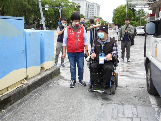 花蓮市中央路旁的人行道和騎樓常被占用，且路面多處龜裂、破碎、斜度過斜等問題，導致身障者無路可走，被迫和汽機車爭取慢車道，容易釀造交通事故。（羅亦晽攝）