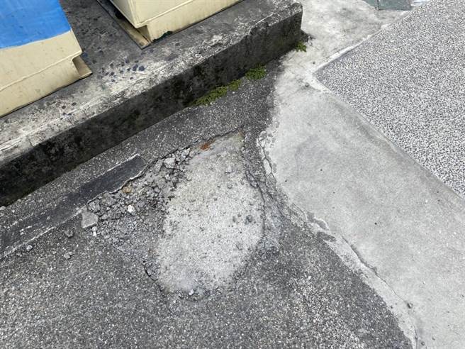 花蓮市中央路旁的人行道路面多處龜裂，甚至有坑洞，身障者行經時，恐不慎跌倒。（羅亦晽攝）