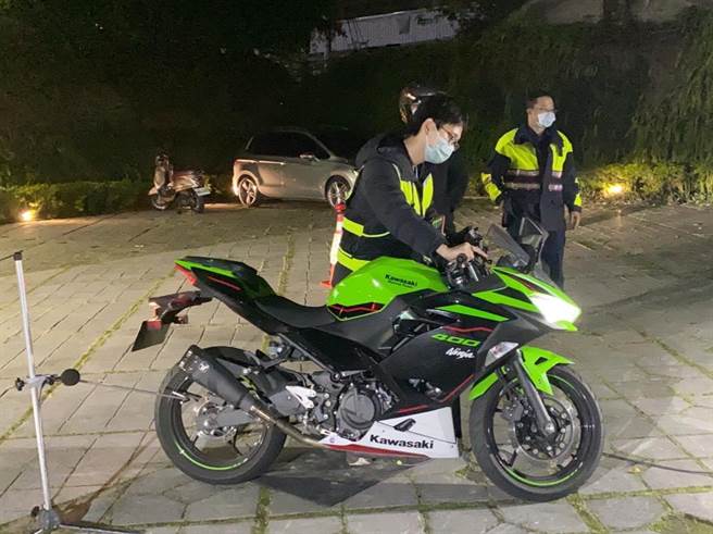 中市警方執行取締酒駕等聯合稽查，酷炫萊姆綠「忍400」重機呼嘯夜馳，噪音檢測超標遭開罰。（警方提供／陳淑芬台中傳真）
