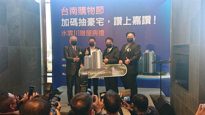 台南市长黄伟哲（右二）与泰嘉开发公司董事长吕金发（左二）、台南市不动产开发商业同业公会理事长郭建志（左一）与台南市大台南不动产开发商业同业公会理事长詹雅喨（右一）一起宣布开箱台南市购物节第2户轻豪宅。（程炳璋摄）