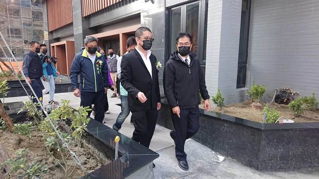 台南市长黄伟哲（右一）与泰嘉开发公司董事长吕金发一起开箱「水云川」大楼。（程炳璋摄）