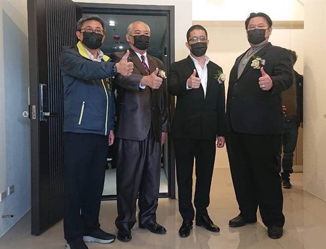 泰嘉开发公司董事长吕金发与贵宾一起进入提供抽奖的房间，内部家具尚未摆设。（程炳璋摄）