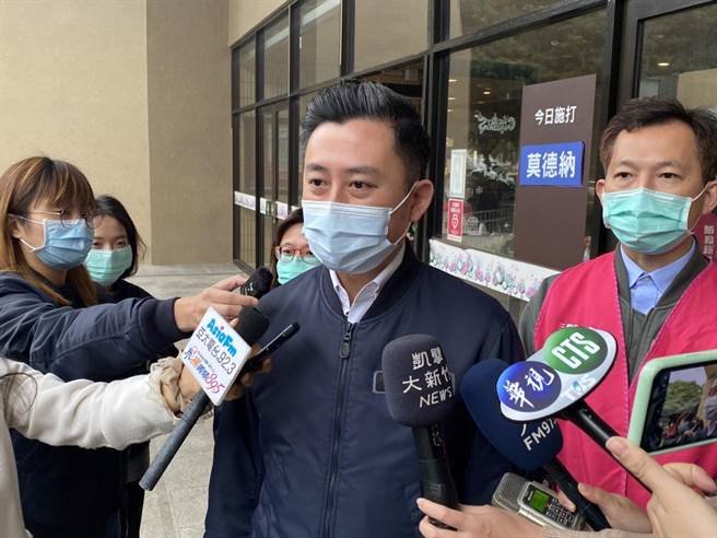 新竹市长林智坚17日炮轰国民党，指国民党所提修法版本很荒谬，只是为了保证黑金及地方派系势力继续在竹竹盘根错节而已。（陈育贤摄）