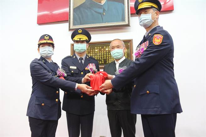 苗栗县警局新任局长陈武康上任，由警政委员林炎田监交。(李京升摄)