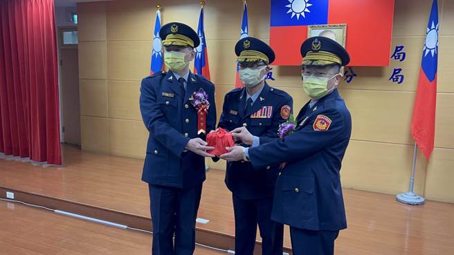 新北市警察局长黄宗仁主持卸新任分局长交接。（新北市警察局提供）