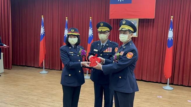 新北市警察局长黄宗仁主持卸新任分局长交接。（新北市警察局提供）