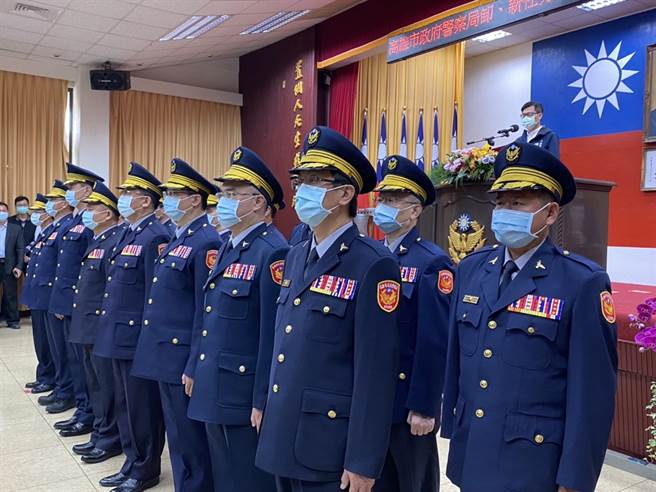 高雄市警局警史上3线一星分局长最大调动，17个分局中有16个分局长及1个大队长均异动，今（17）日上午举行卸、新任分局长及大队长联合交接布达典礼。（石秀华摄）