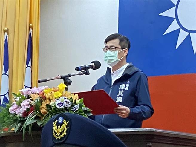 高市警局卸、新任分局长及大队长今举行联合交接布达典礼，市长陈其迈亲自主持，勉励全体警察同仁持续为高雄市治安努力。（石秀华摄）